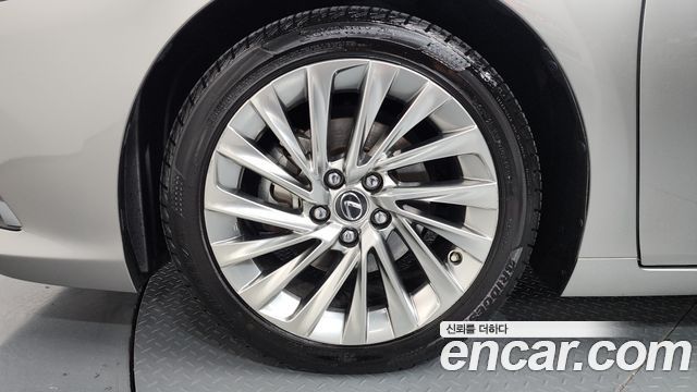 Lexus ES 2019 — photo 5
