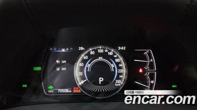 Lexus ES 2019 — photo 11