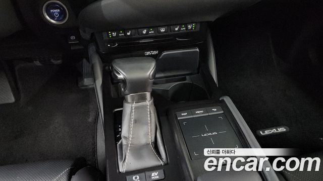 Lexus ES 2019 — photo 12