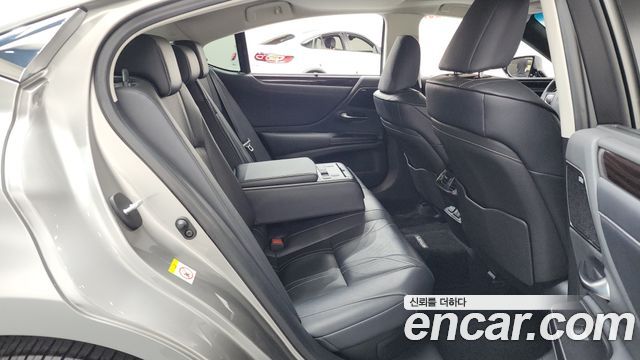 Lexus ES 2019 — photo 17