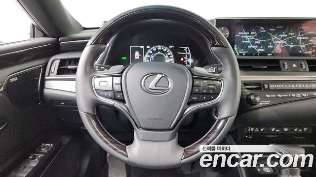 Lexus ES 2019 — photo 19