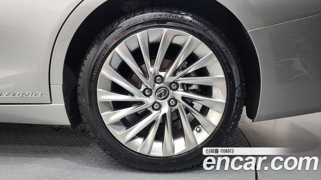 Lexus ES 2019 — photo 7