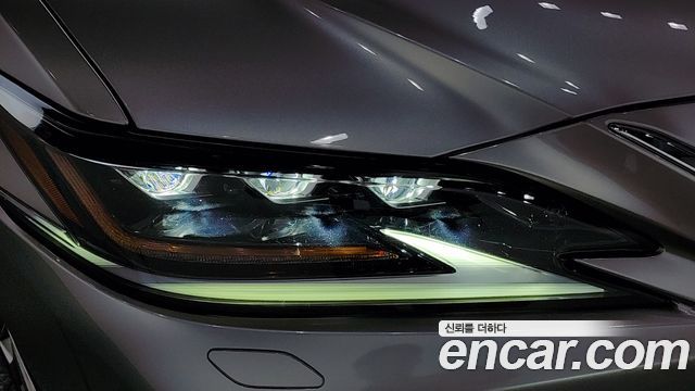 Lexus ES 2019 — photo 8