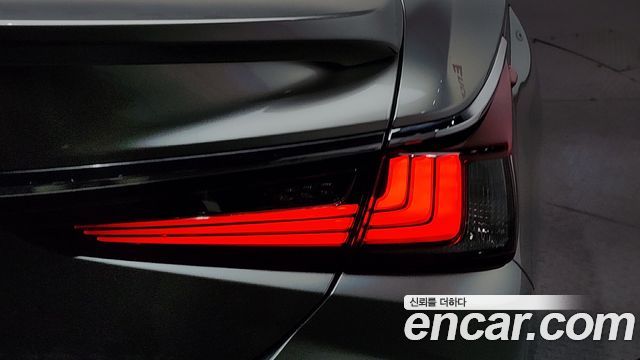 Lexus ES 2019 — photo 9