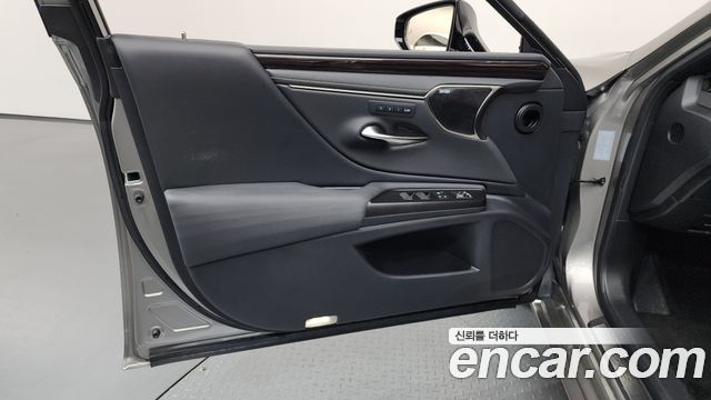 Lexus ES 2019 — photo 14