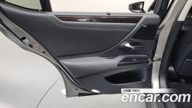 Lexus ES 2019 — photo 15