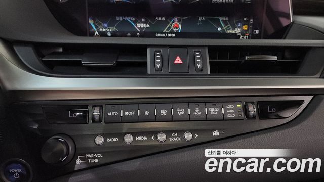 Lexus ES 2019 — photo 31