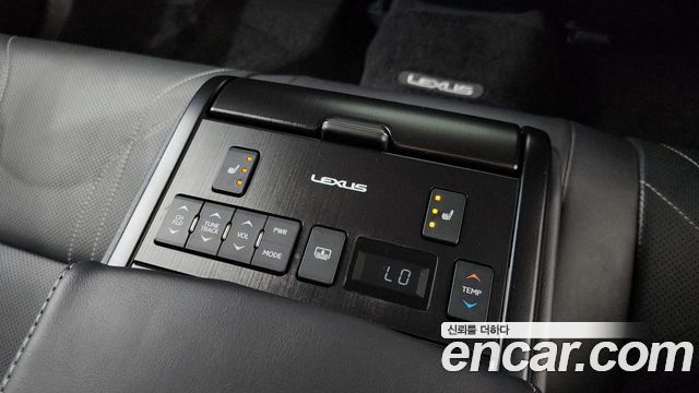 Lexus ES 2019 — photo 33