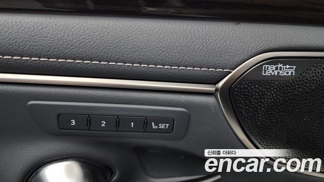 Lexus ES 2019 — photo 35