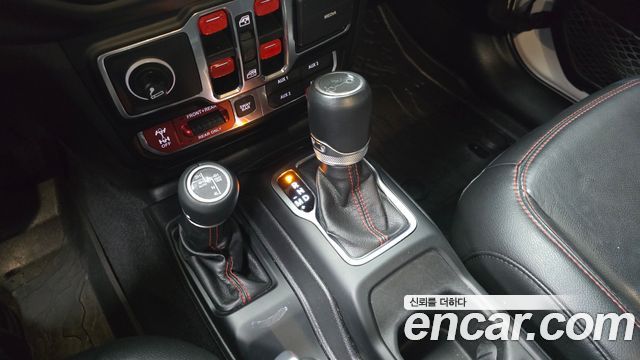 Jeep Wrangler 2019 — photo 12