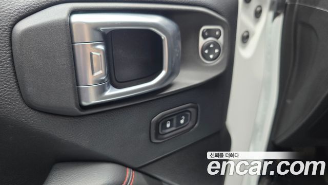Jeep Wrangler 2019 — photo 28