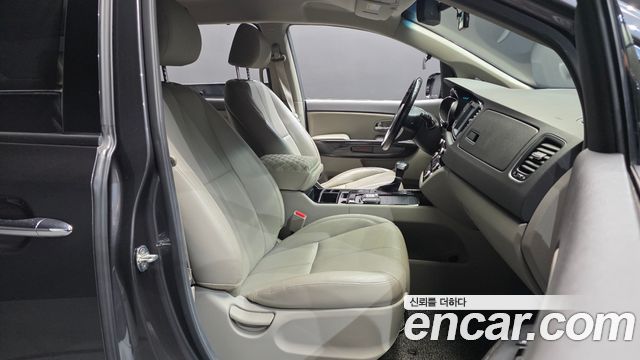 Kia Canival 2017 — photo 16