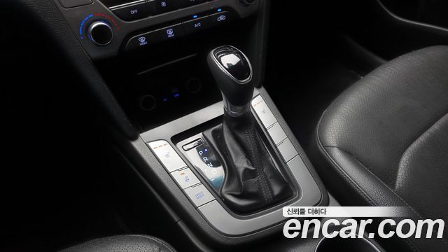 Hyundai AVANTE 2016 — photo 12