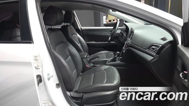 Hyundai AVANTE 2016 — photo 17