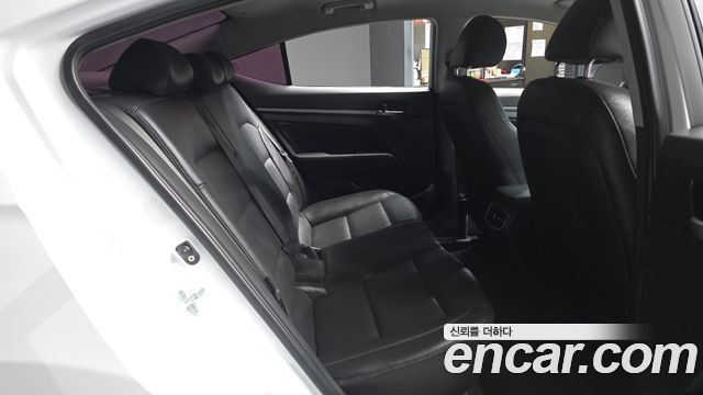 Hyundai AVANTE 2016 — photo 18
