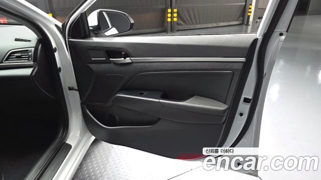 Hyundai AVANTE 2016 — photo 14