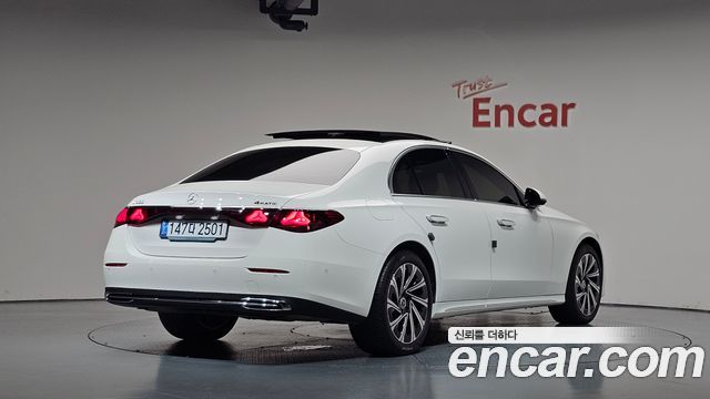 Mercedes-Benz E-Class 2024 — photo 2