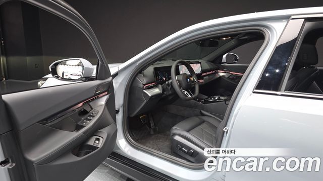 BMW 5-Series 2025 — photo 13