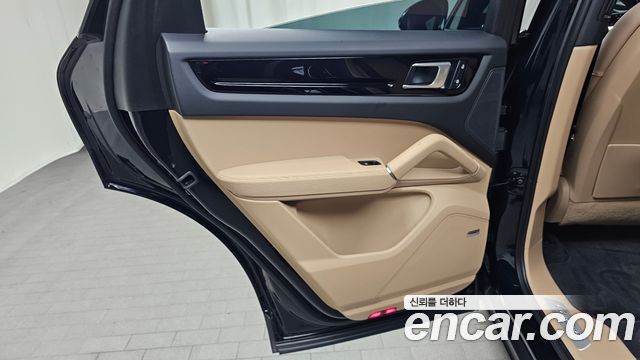 Porsche Cayenne 2023 — photo 15