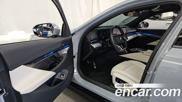 BMW 5-Series 2025 — photo 10