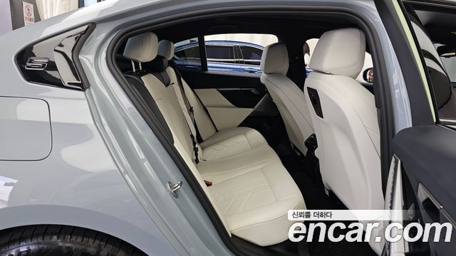 BMW 5-Series 2025 — photo 12