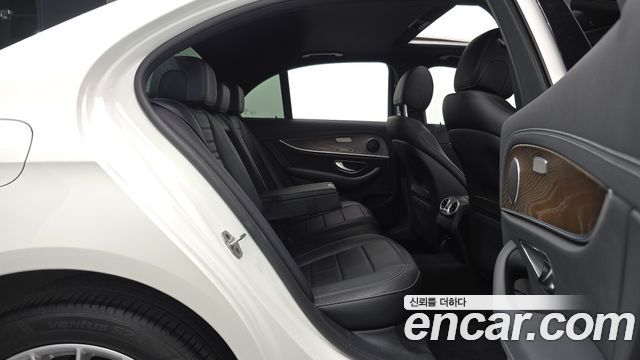 Mercedes-Benz E-Class 2021 — photo 18