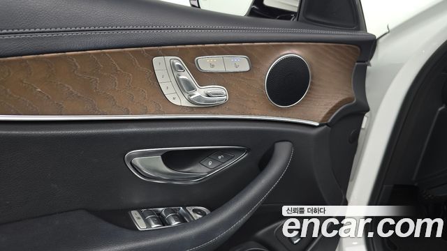 Mercedes-Benz E-Class 2021 — photo 25