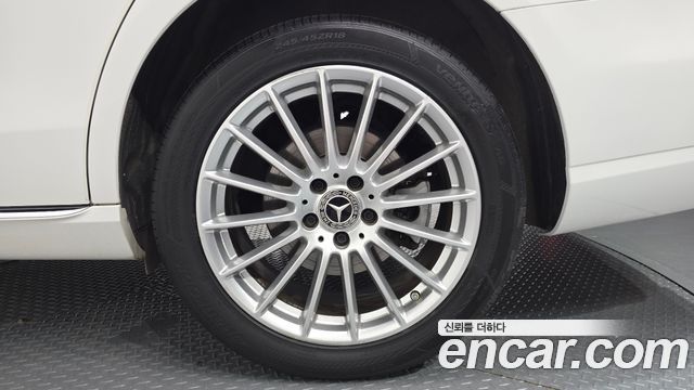 Mercedes-Benz E-Class 2021 — photo 7