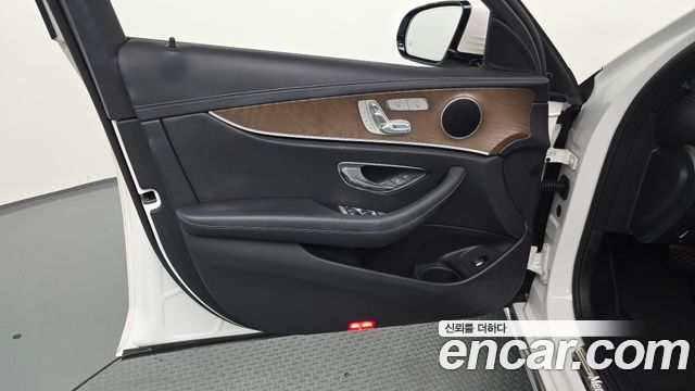 Mercedes-Benz E-Class 2021 — photo 14