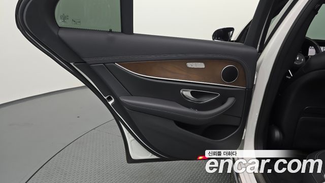 Mercedes-Benz E-Class 2021 — photo 15