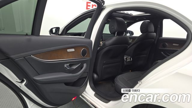 Mercedes-Benz E-Class 2021 — photo 16