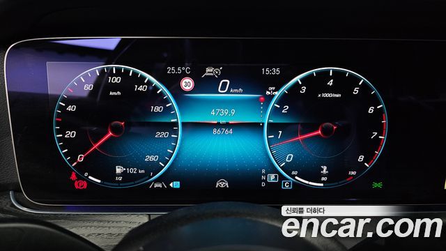 Mercedes-Benz E-Class 2022 — photo 8