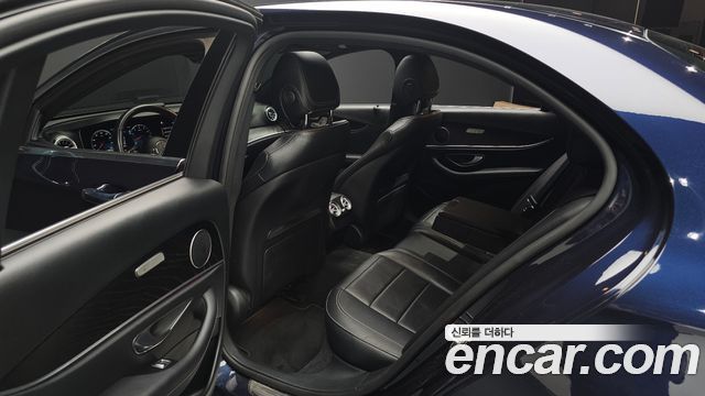 Mercedes-Benz E-Class 2022 — photo 12