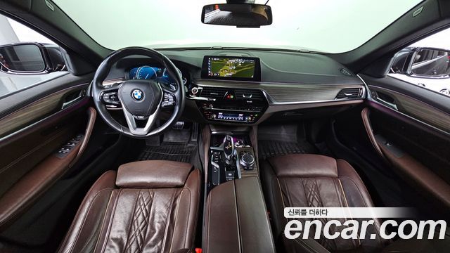BMW 5-Series 2018 — photo 10