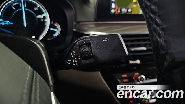 BMW 5-Series 2018 — photo 22