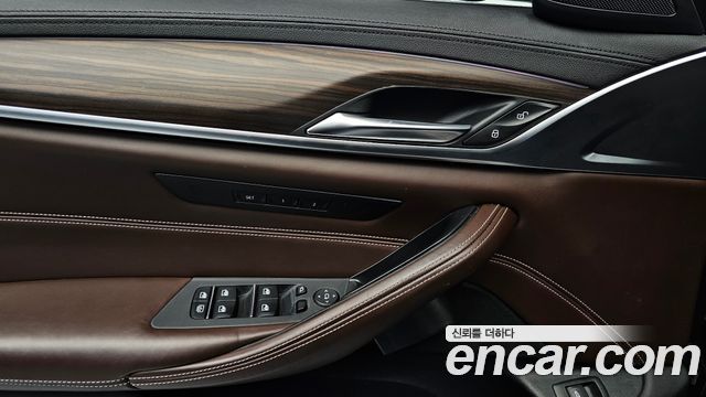 BMW 5-Series 2018 — photo 23