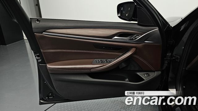 BMW 5-Series 2018 — photo 14