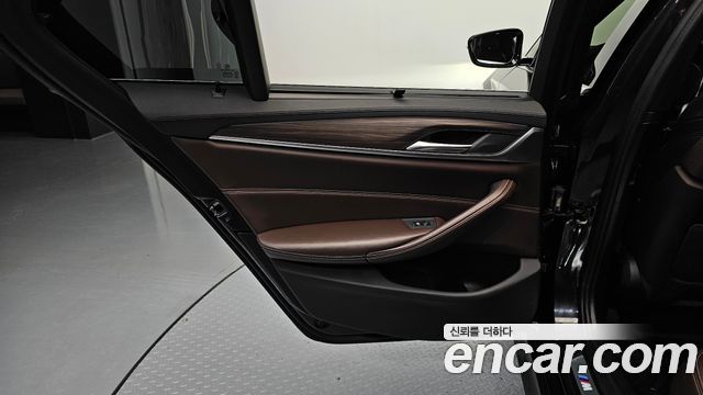 BMW 5-Series 2018 — photo 15