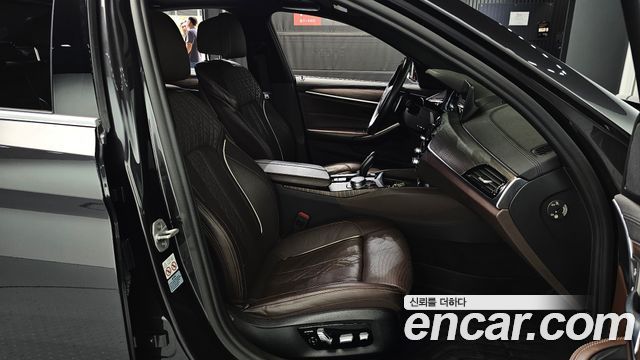 BMW 5-Series 2018 — photo 16