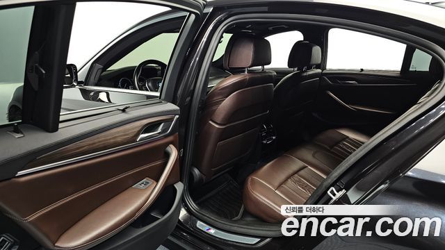 BMW 5-Series 2018 — photo 28