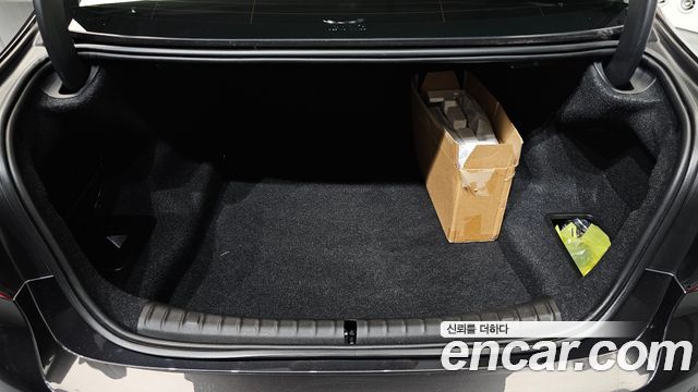 BMW 5-Series 2018 — photo 30