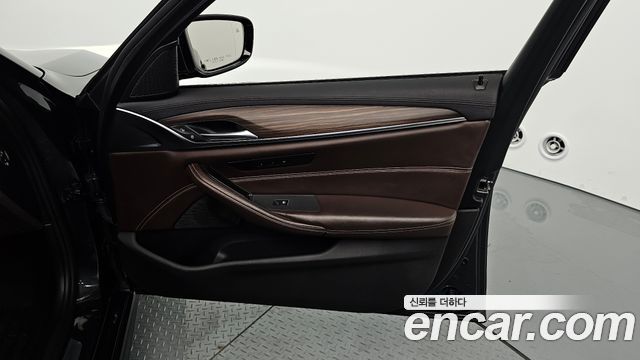 BMW 5-Series 2018 — photo 31