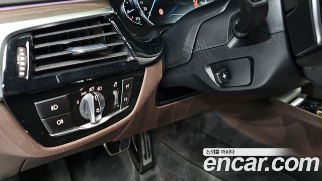 BMW 5-Series 2018 — photo 33