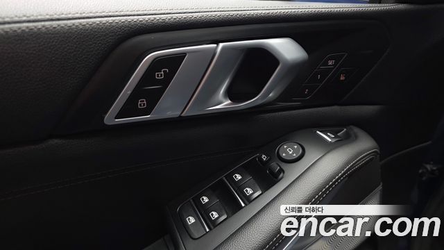 BMW X5 2021 — photo 31