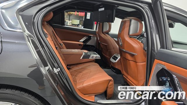 BMW 7-Series 2023 — photo 18
