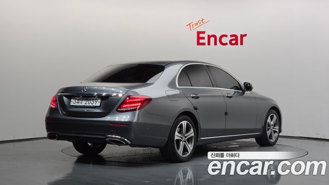 Mercedes-Benz E-Class 2017 — photo 2