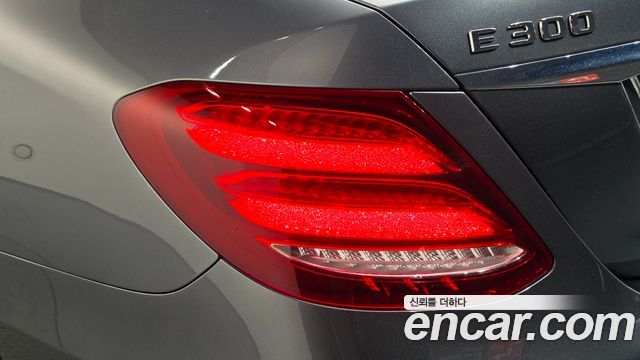 Mercedes-Benz E-Class 2017 — photo 9