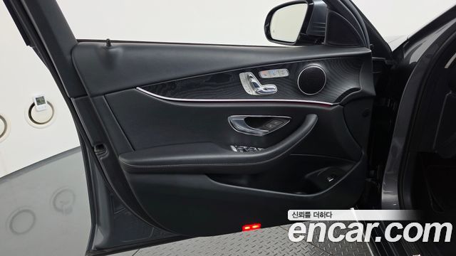 Mercedes-Benz E-Class 2017 — photo 14