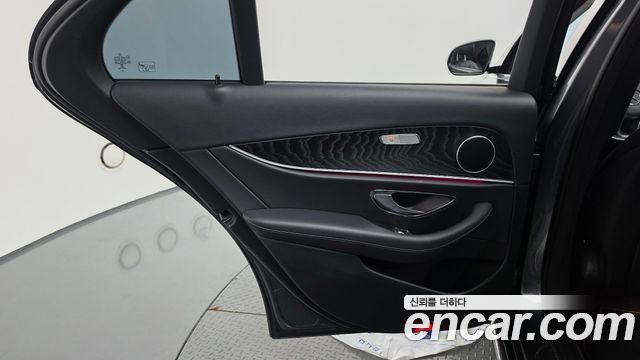 Mercedes-Benz E-Class 2017 — photo 15