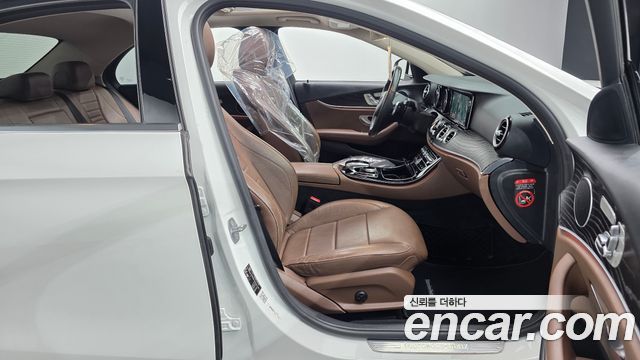 Mercedes-Benz E-Class 2018 — photo 11